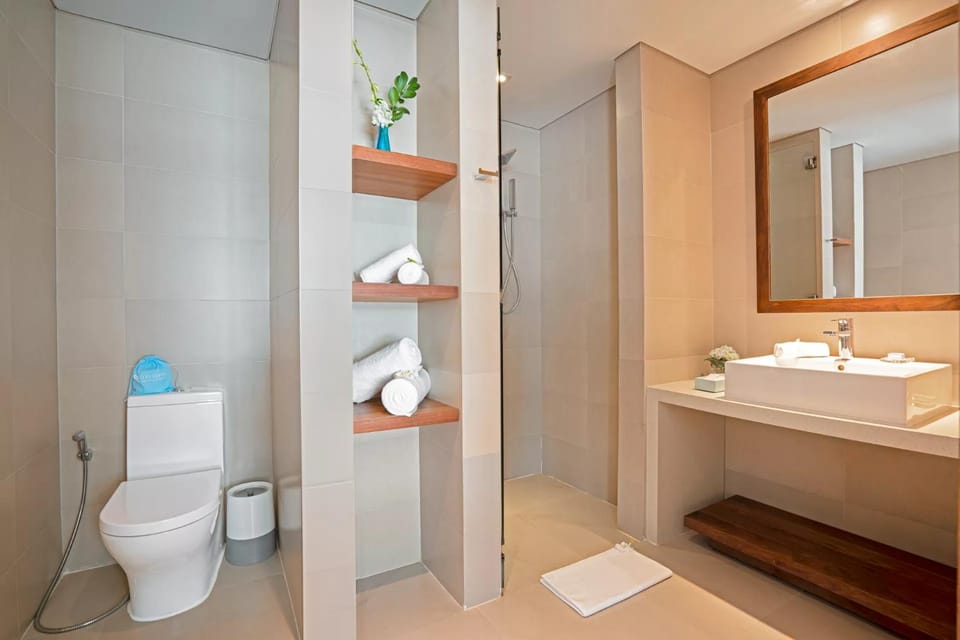 Shower, Toilet, Bathroom, bidet, towels