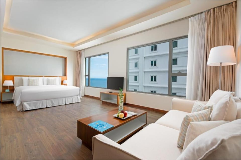 Bed, Seating area, Evening entertainment, Bedroom