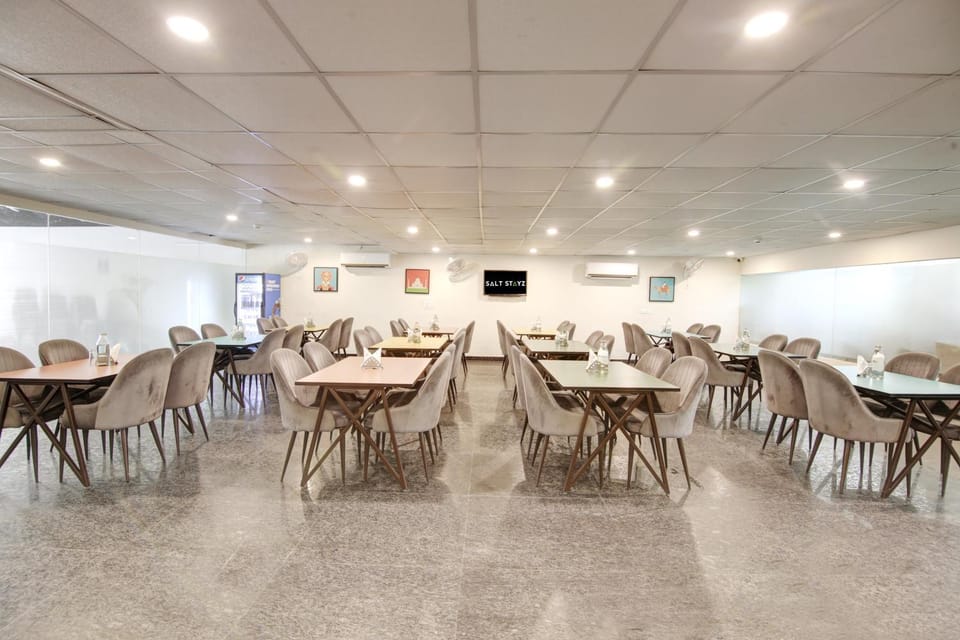 Restaurant/places to eat, Seating area, Dining area