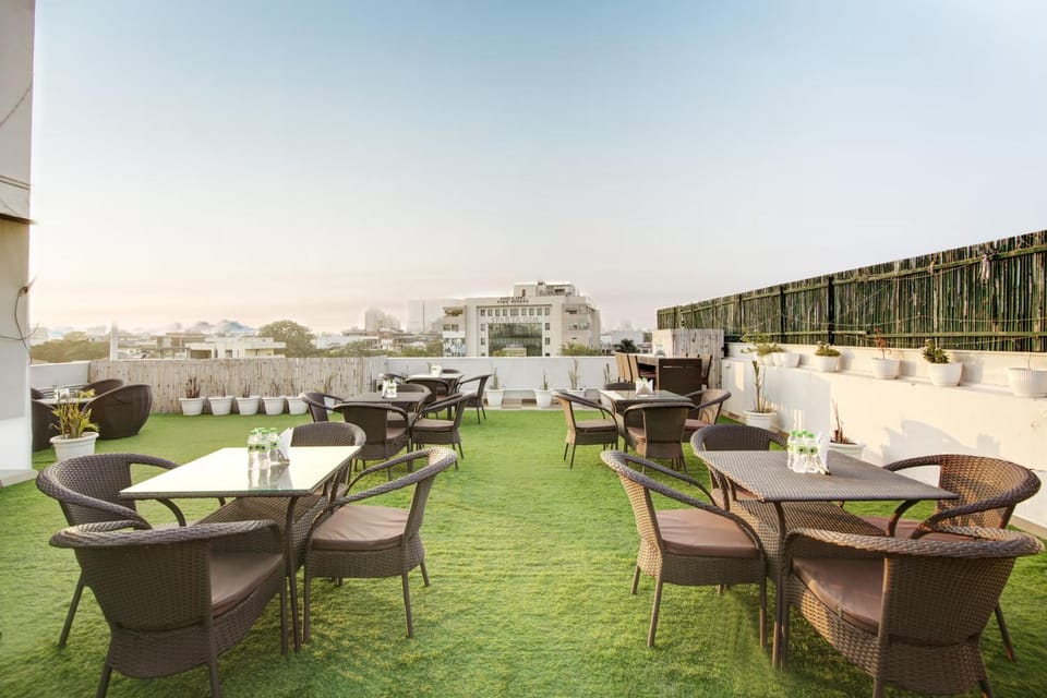Restaurant/places to eat, Balcony/Terrace, Dinner