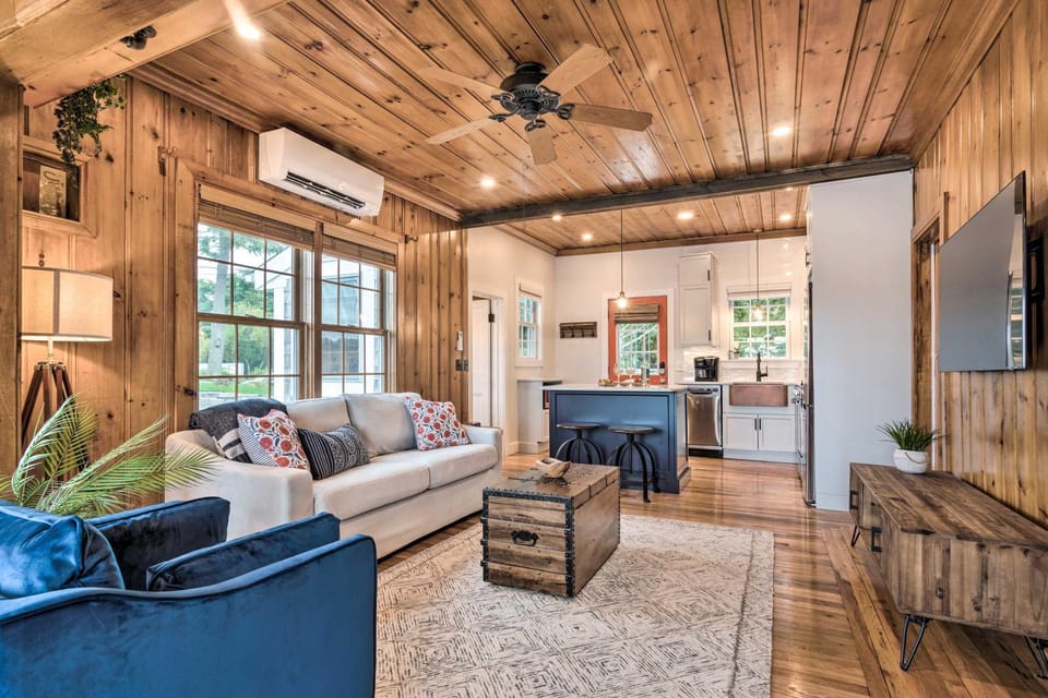 Charming Bristol Cottage w/ Private Beach! House in Warren