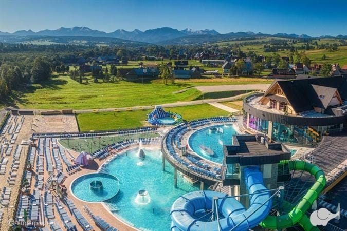 Nearby landmark, Day, Natural landscape, Bird's eye view, Aqua park, Mountain view, Swimming pool, sunbed