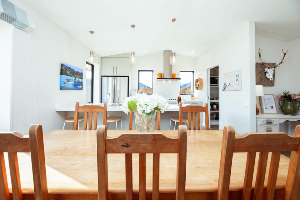 Kitchen or kitchenette, Living room, Seating area, Dining area, kitchen