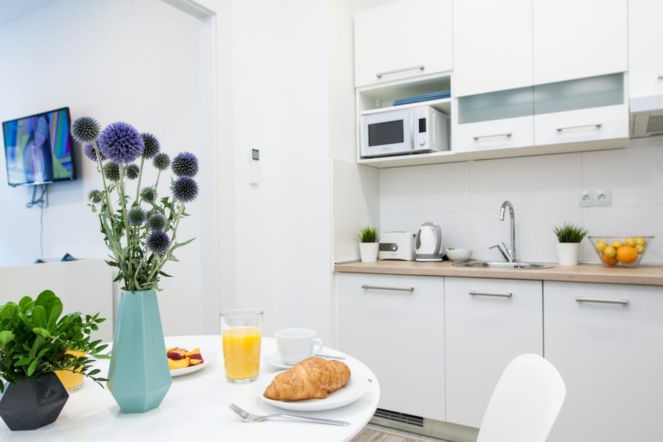 Kitchen or kitchenette, Dining area, minibar