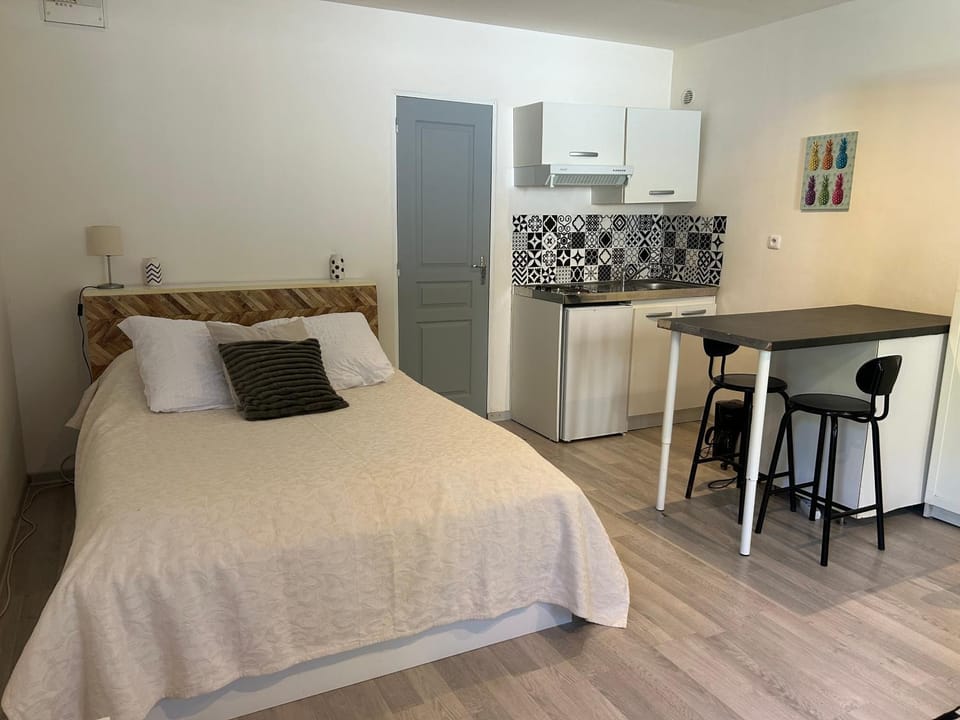 Bed, Kitchen or kitchenette, Photo of the whole room, Dining area