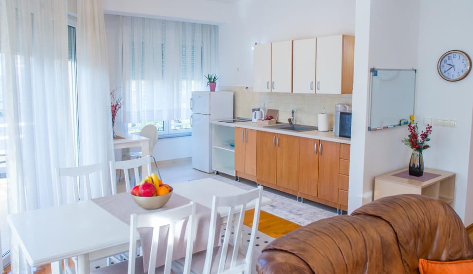 Kitchen or kitchenette, Dining area, minibar, pet friendly, stove