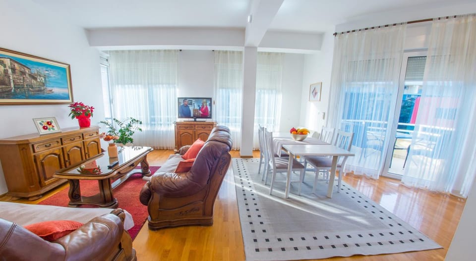 TV and multimedia, View (from property/room), Living room, hair dresser, kitchen