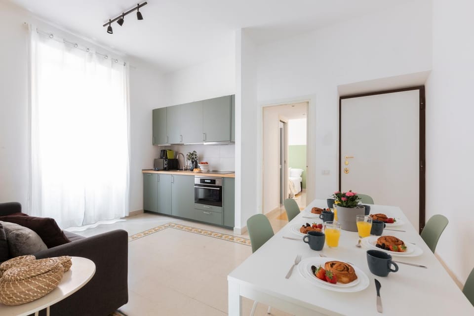 Kitchen or kitchenette, Living room, Seating area, Dining area