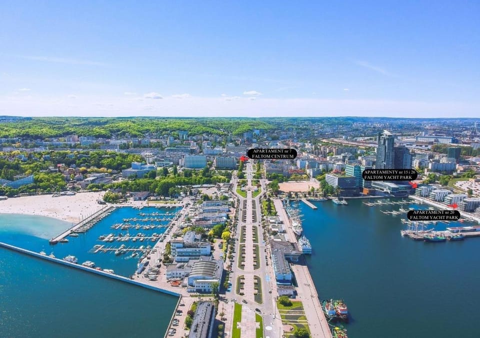 Property building, Day, Neighbourhood, Natural landscape, Beach, River view, Sea view, Street view