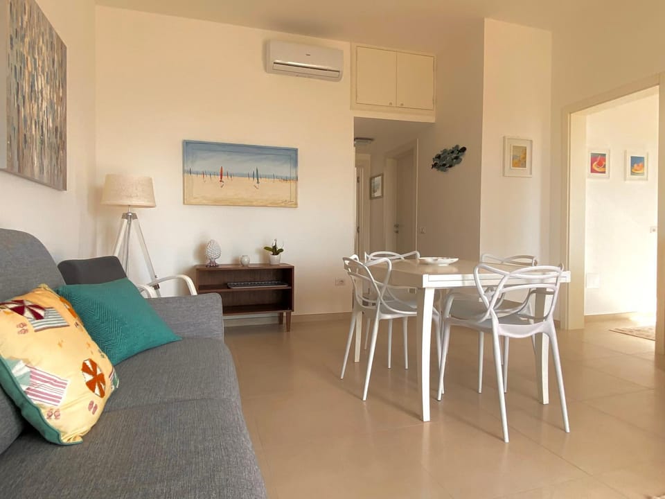 Living room, Seating area, Dining area, air conditioner