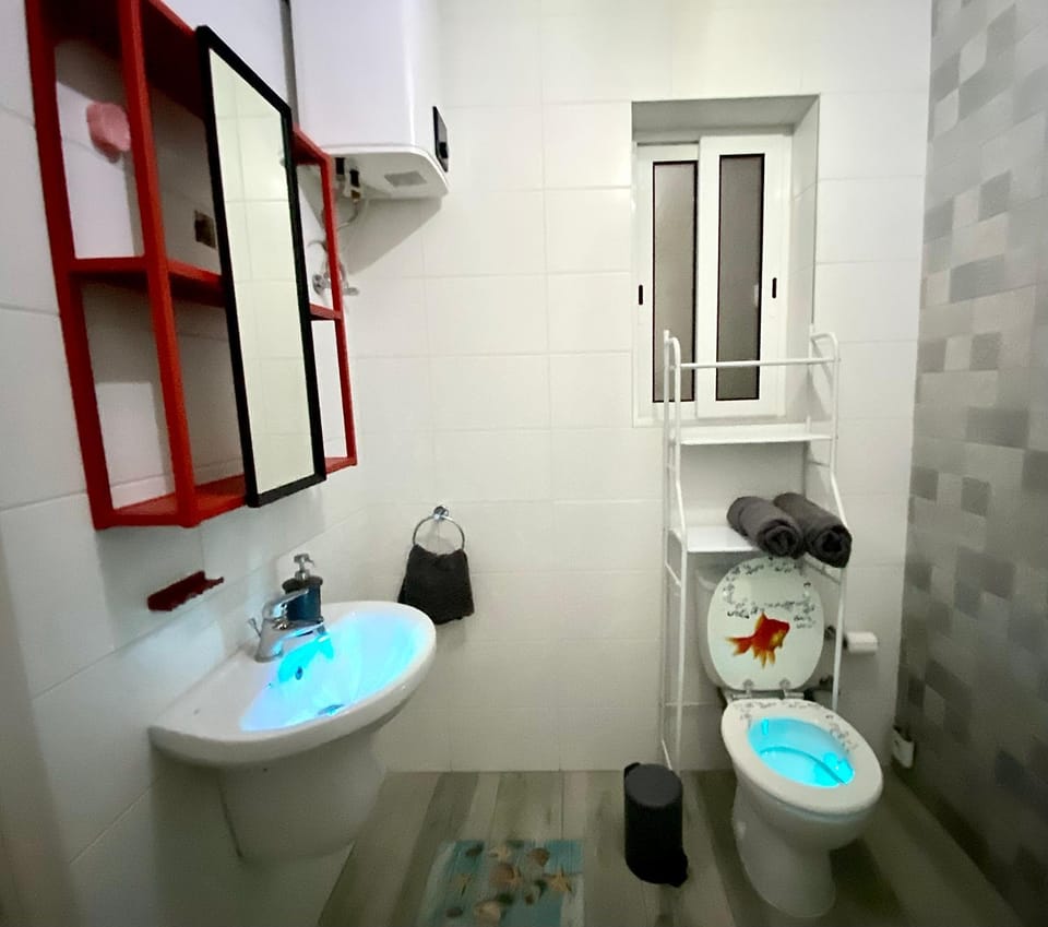 Toilet, Property building, Bathroom, Decorative detail, Bedroom, heating, towels