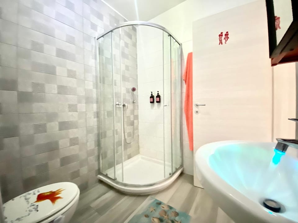 Shower, Property building, Bathroom, Decorative detail, Bedroom, towels