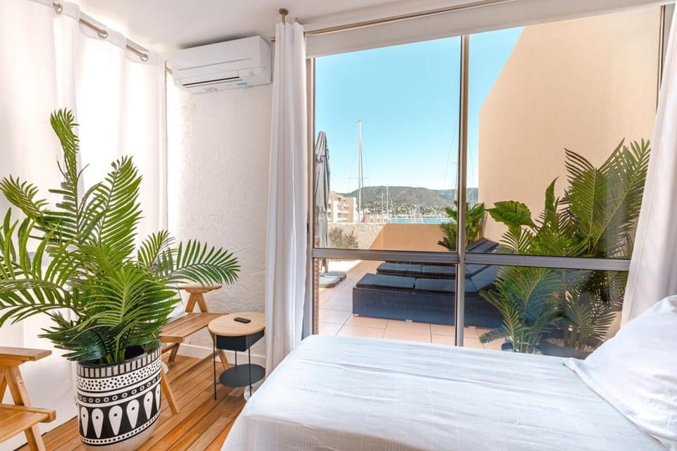 Superb apartment on the port of Favière Apartment in Bormes-les-Mimosas