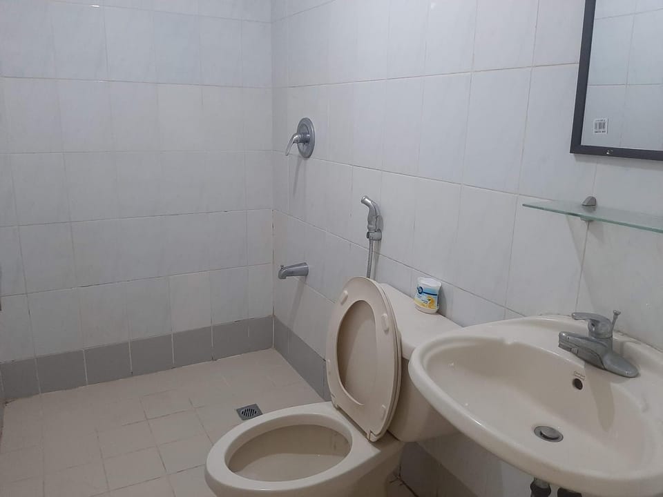 Comfy Bunkbed with Pool Hostel in Mandaluyong