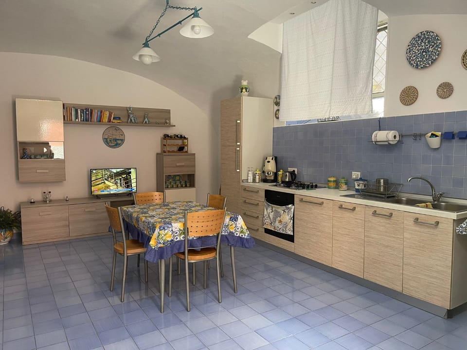 TV and multimedia, Coffee/tea facilities, Kitchen or kitchenette, Dining area, minibar, pet friendly, toaster