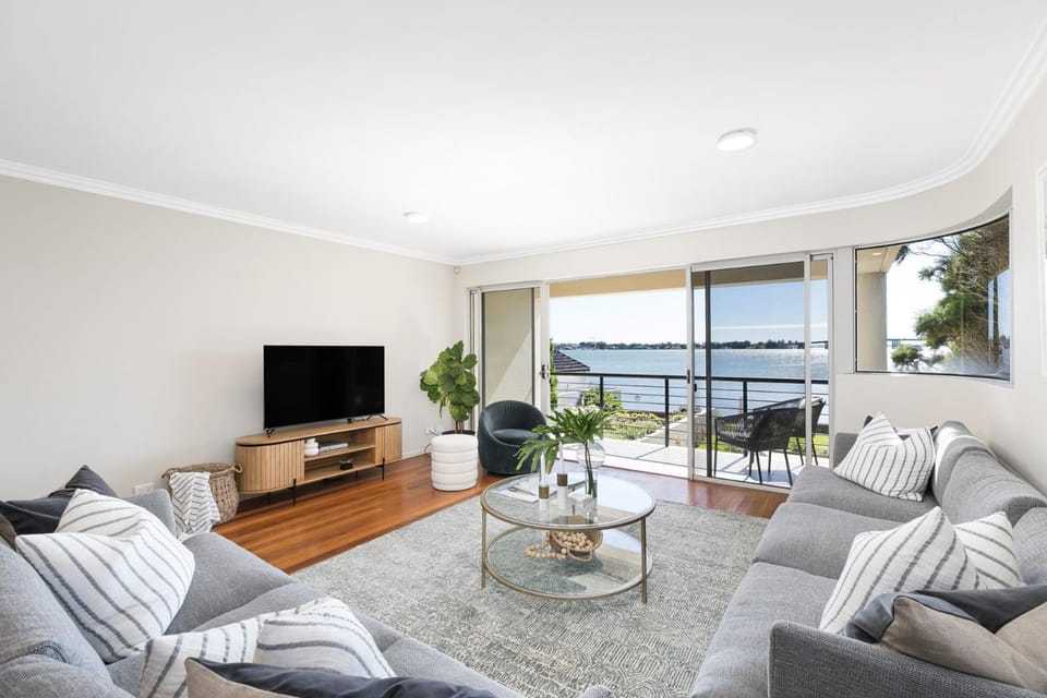 Communal lounge/ TV room, TV and multimedia, View (from property/room), Balcony/Terrace, Living room, Seating area, Evening entertainment