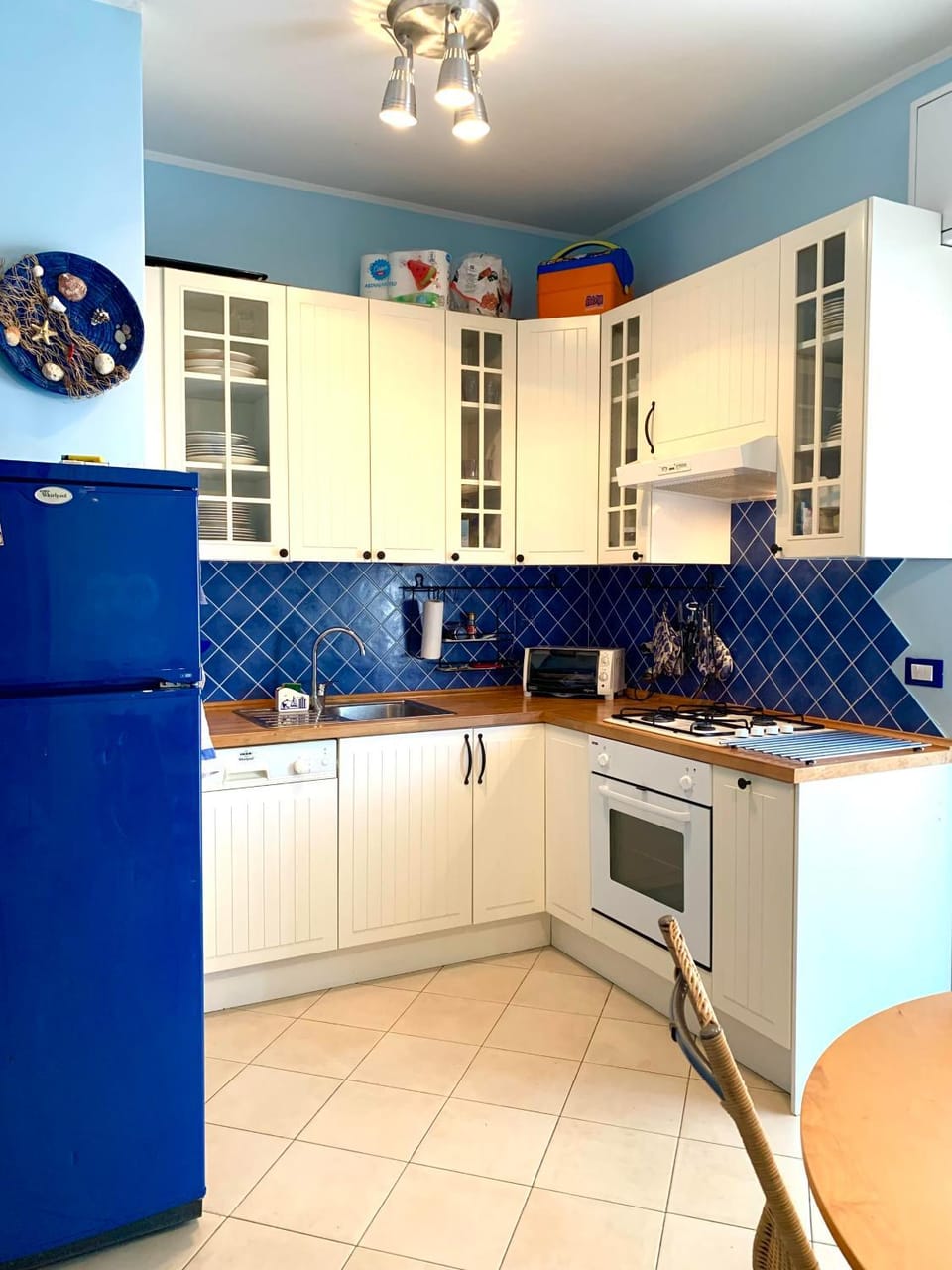 Kitchen or kitchenette, dishwasher, stove