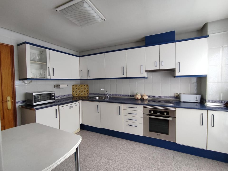 Kitchen or kitchenette, minibar, pet friendly, stove