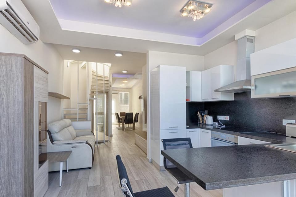 Seafront Penthouse Triplex- Roof Terrace & Hot Tub Apartment in Saint Julians