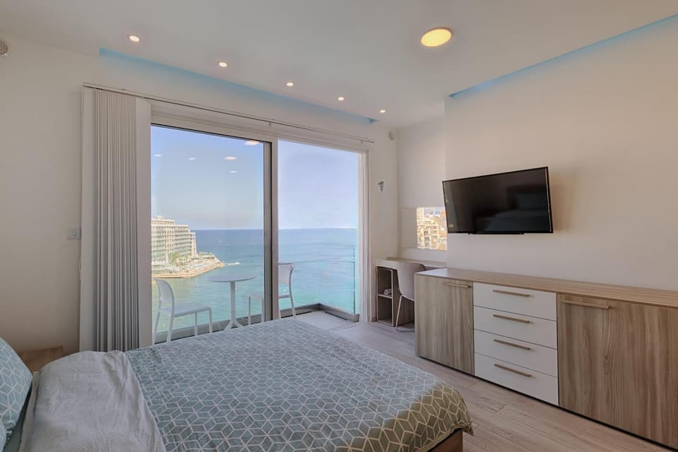 Seafront Penthouse Triplex- Roof Terrace & Hot Tub Apartment in Saint Julians