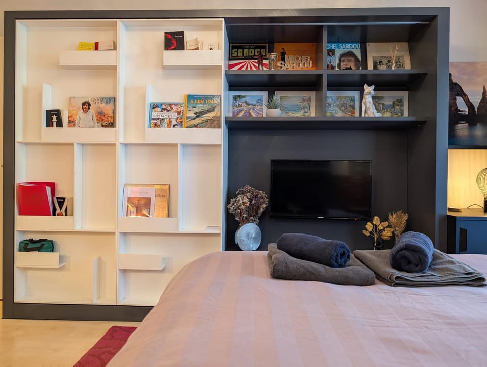 Bed, TV and multimedia, Decorative detail