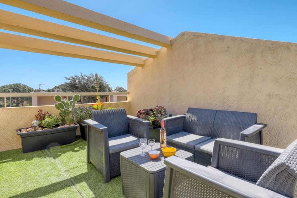 T3 duplex 18m2 terrace with sea view close to the beach House in Le Lavandou