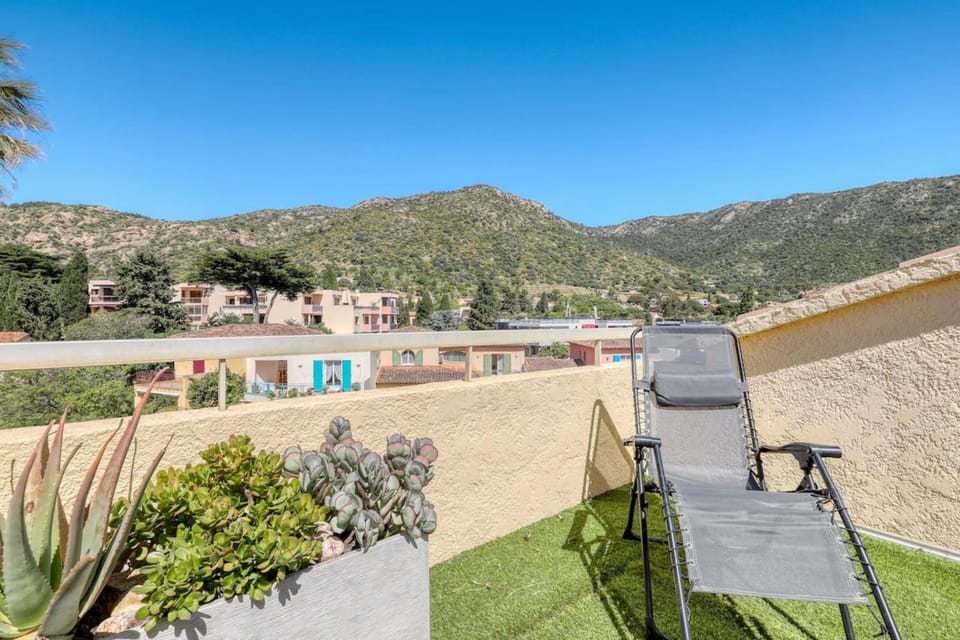 T3 duplex 18m2 terrace with sea view close to the beach House in Le Lavandou
