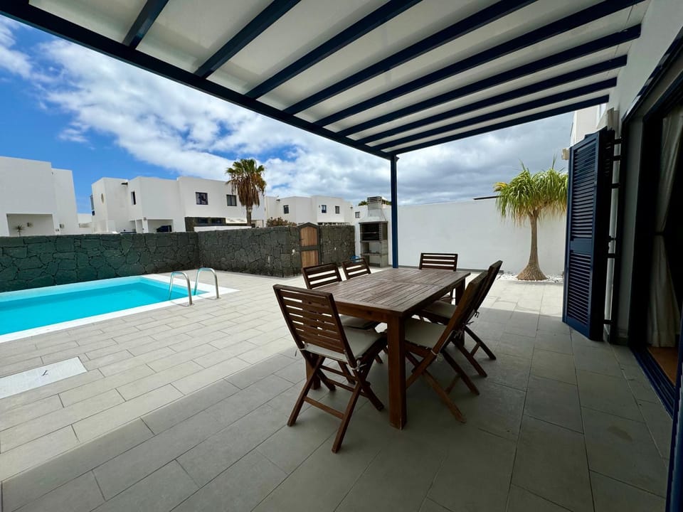 Balcony/Terrace, Dining area, Swimming pool