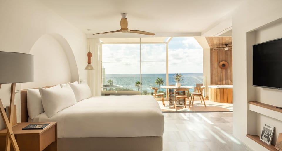 Bed, Hot Tub, TV and multimedia, View (from property/room), Balcony/Terrace, Bedroom, Sea view