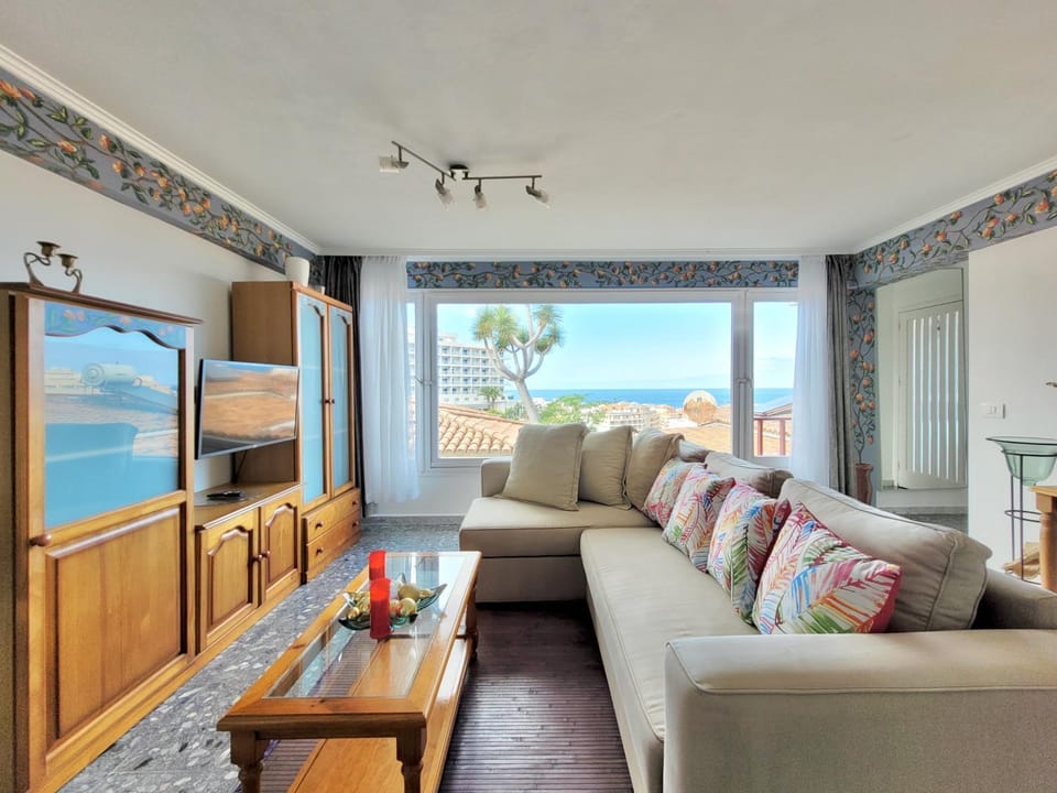 TV and multimedia, View (from property/room), Living room, Decorative detail, Seating area