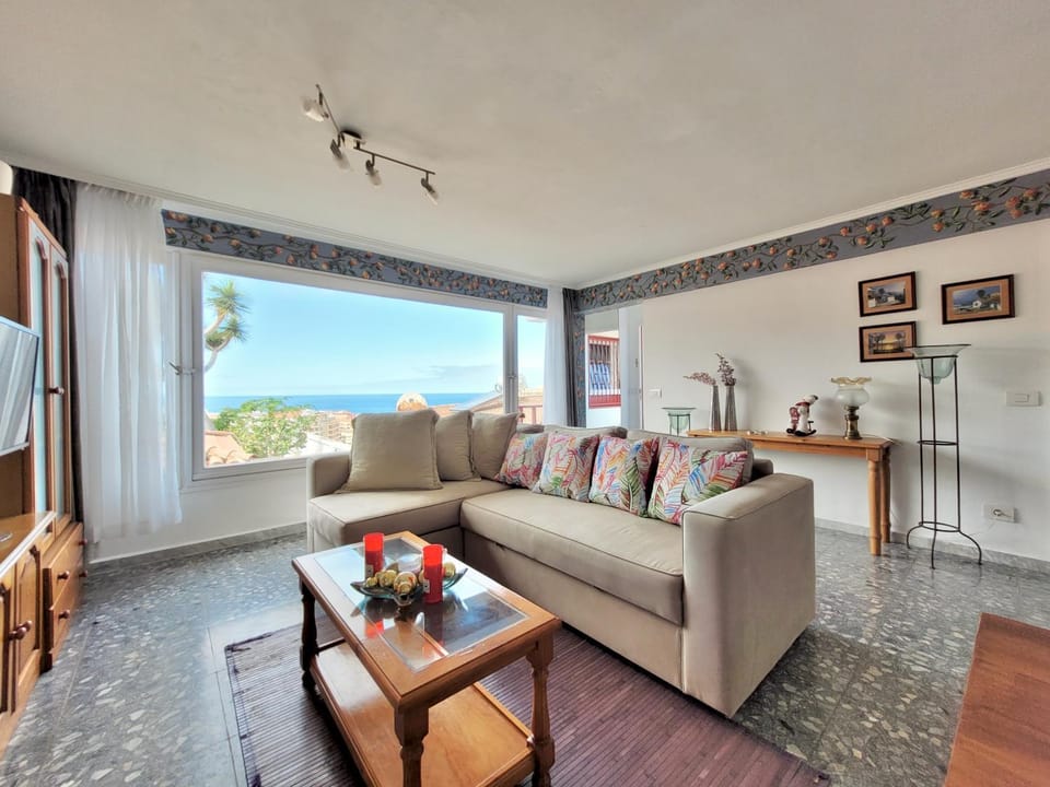 TV and multimedia, View (from property/room), Living room, Decorative detail, Seating area