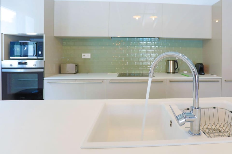 Kitchen or kitchenette, minibar