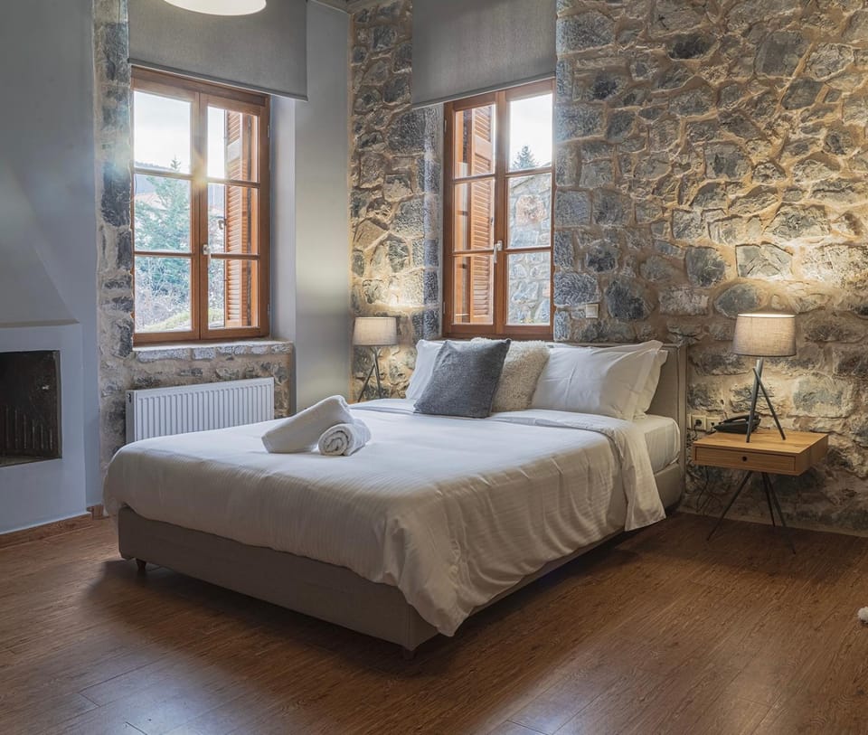 Bed, TV and multimedia, Bedroom, towels