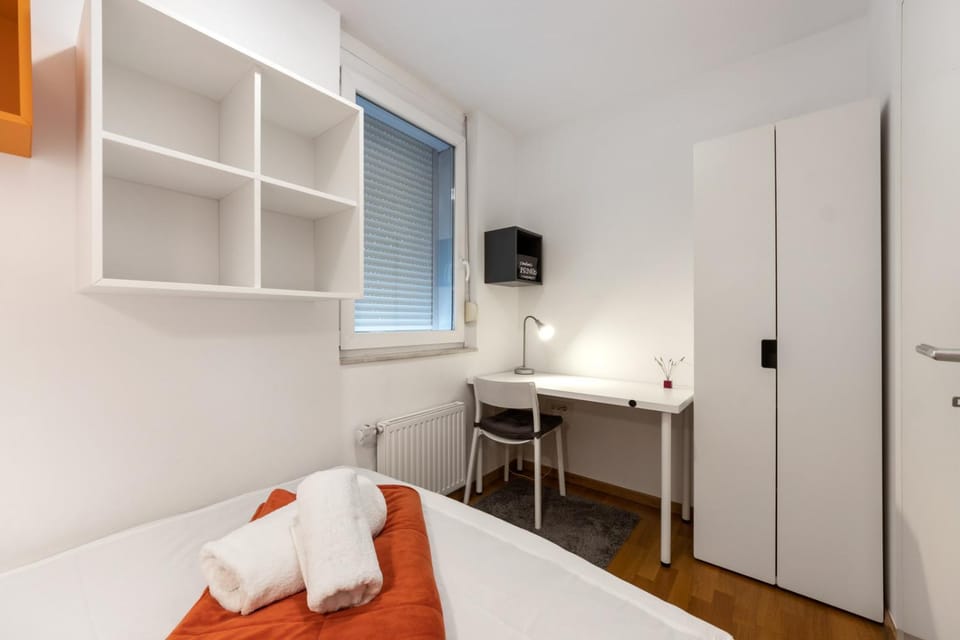 Bed, TV and multimedia, Photo of the whole room, towels