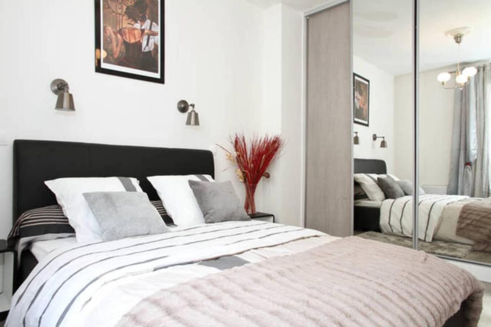 Bed, Photo of the whole room, Bedroom