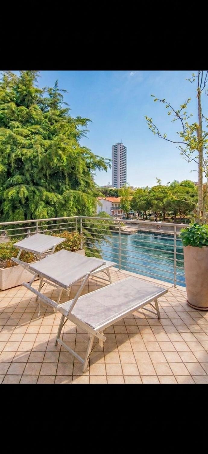View (from property/room), Balcony/Terrace, sunbed