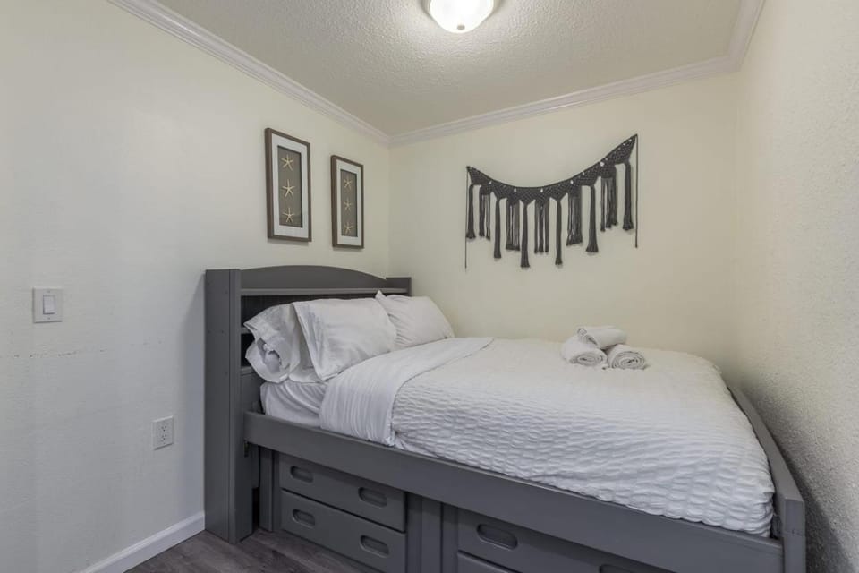 Bed, Photo of the whole room, Decorative detail, Bedroom, towels