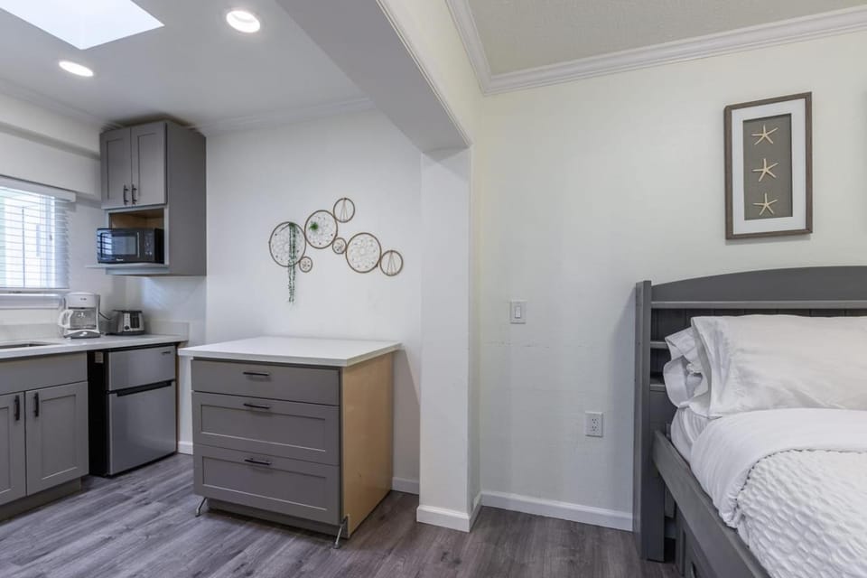 Bed, Kitchen or kitchenette, Photo of the whole room, Decorative detail