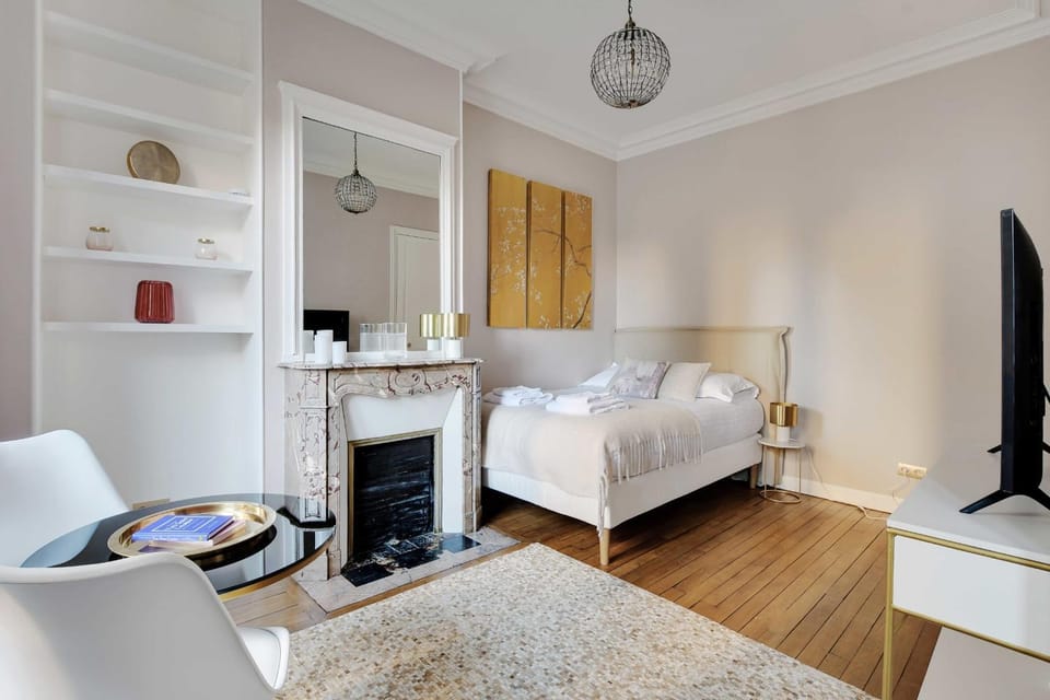 Dining area, Bedroom, flat iron