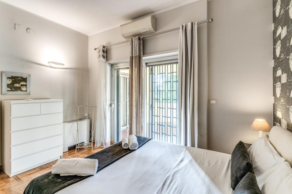 Bed, Photo of the whole room, Bedroom, air conditioner