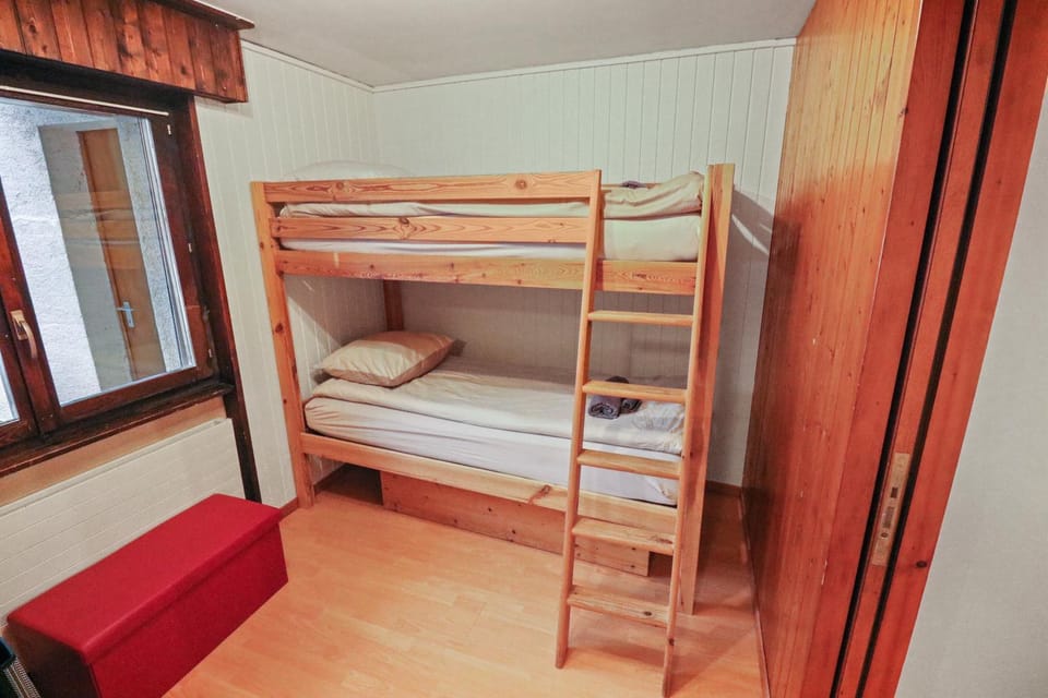 Photo of the whole room, Bedroom, bunk bed, towels