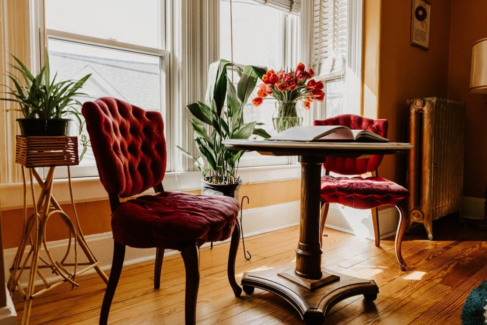 Retro Gem Box Victorian Steps from Irvine Park Apartment in Saint Paul