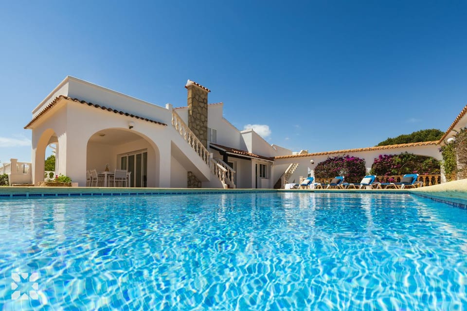 Property building, Day, Pool view, Swimming pool, sunbed