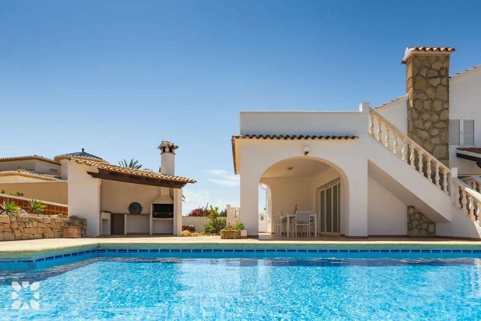 Property building, Day, Pool view, Swimming pool, sunbed