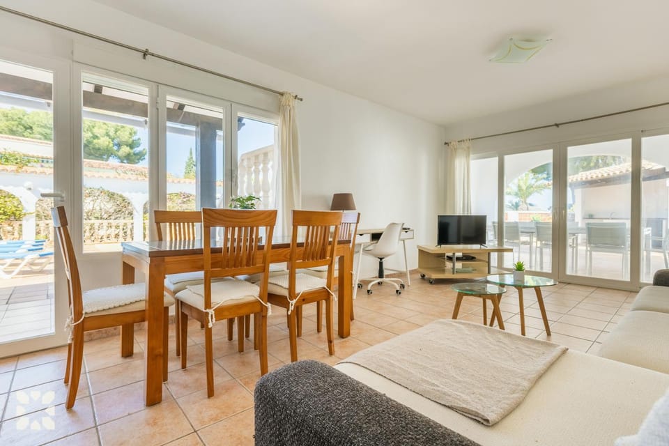 Patio, Communal lounge/ TV room, TV and multimedia, View (from property/room), Balcony/Terrace, Living room, Seating area, Dining area