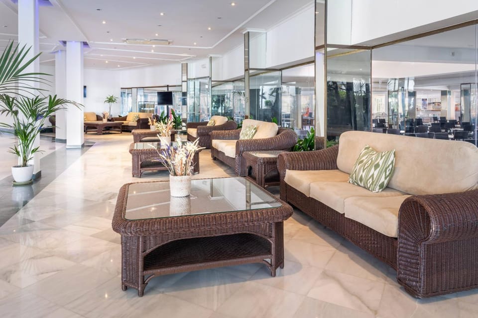 Restaurant/places to eat, TV and multimedia, Lobby or reception, Dining area