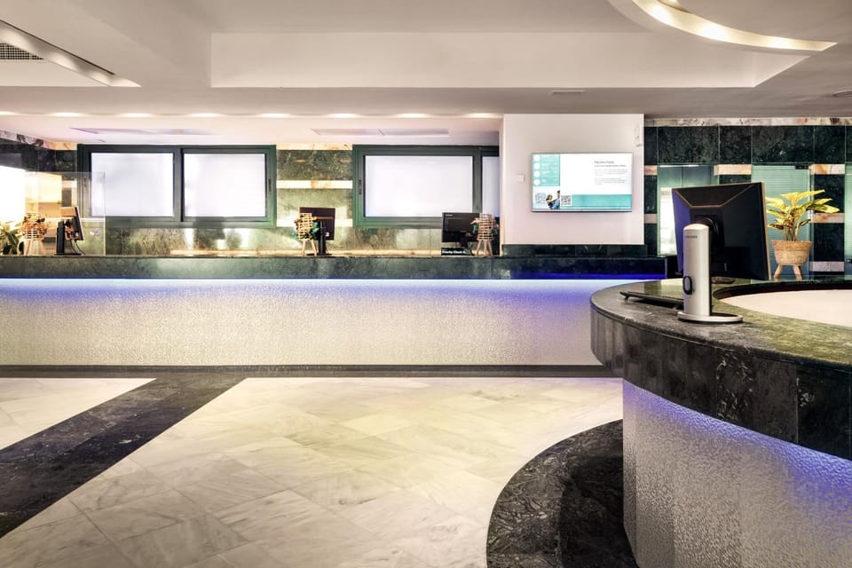 Facade/entrance, TV and multimedia, Lobby or reception