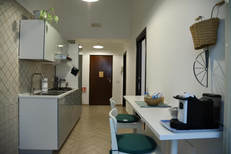 Coffee/tea facilities, Kitchen or kitchenette, minibar, stove