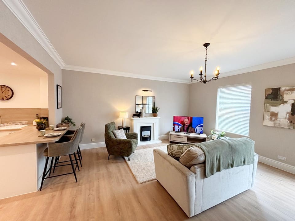 TV and multimedia, Kitchen or kitchenette, Living room, Photo of the whole room, Seating area