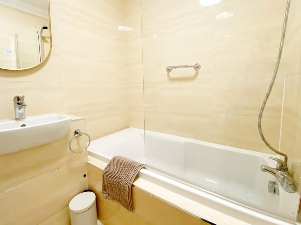 Shower, Toilet, Bathroom, Bath, towels